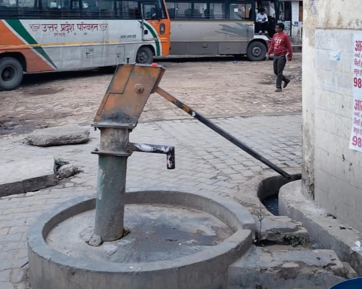 लोहिया भवन और सदर स्कूल के बाहर सड़क किनारे लगा खराब हैंडपंप। संवाद लोहिया भवन और सदर स्कूल के बाहर सड़क किनारे लगा खराब हैंडपंप। संवाद