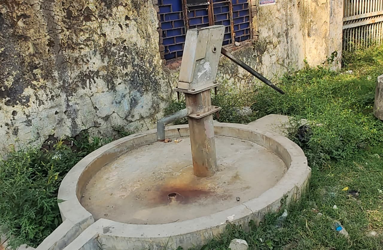 लोहिया भवन और सदर स्कूल के बाहर सड़क किनारे लगा खराब हैंडपंप। संवाद लोहिया भवन और सदर स्कूल के बाहर सड़क किनारे लगा खराब हैंडपंप। संवाद