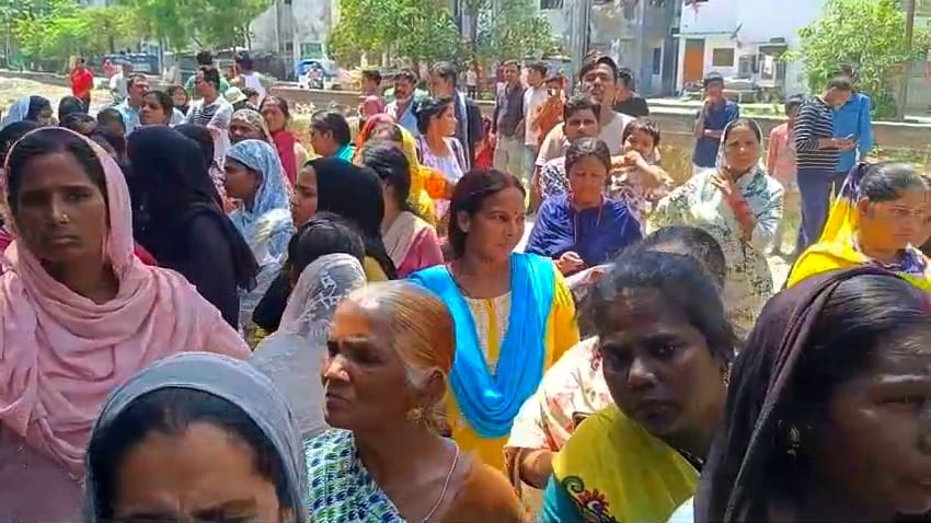 लौलााई उपकेंद्र पर हंगामा करते लोग। लौलााई उपकेंद्र पर हंगामा करते लोग।