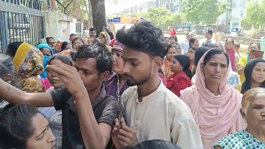 लौलााई उपकेंद्र पर हंगामा करते लोग। लौलााई उपकेंद्र पर हंगामा करते लोग।