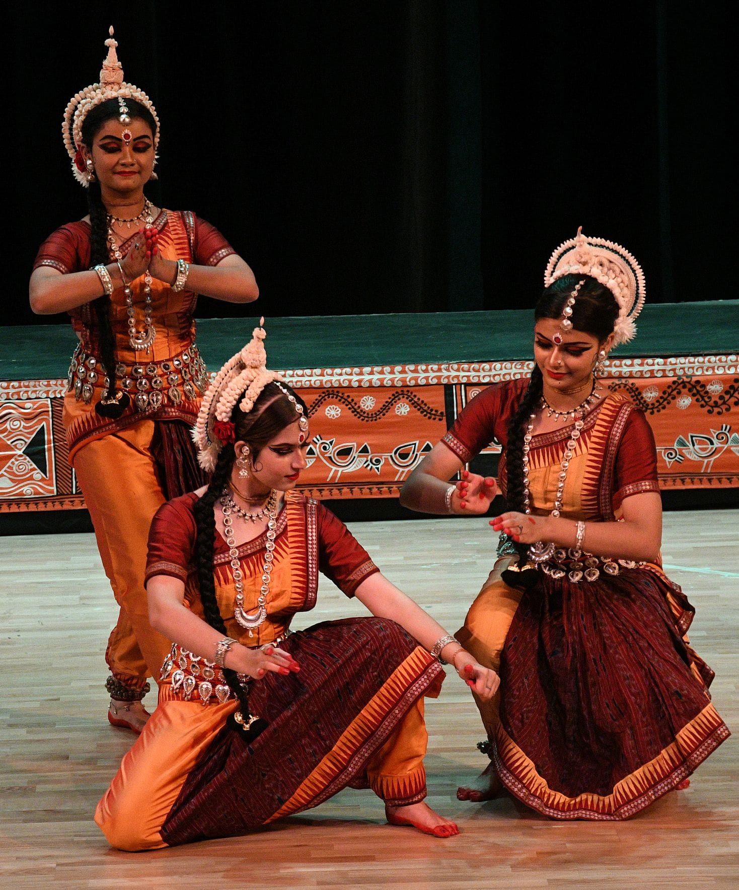 मंच पर उतरा राधा-कृष्ण का शाश्वत प्रेम मंच पर उतरा राधा-कृष्ण का शाश्वत प्रेम