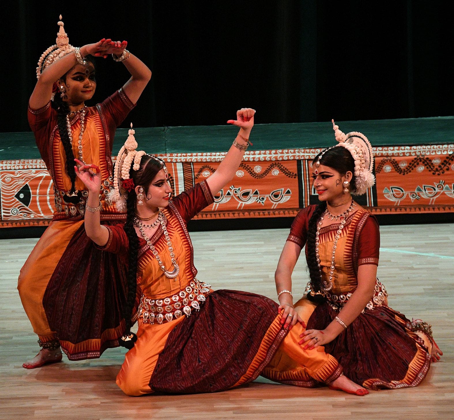 मंच पर उतरा राधा-कृष्ण का शाश्वत प्रेम मंच पर उतरा राधा-कृष्ण का शाश्वत प्रेम