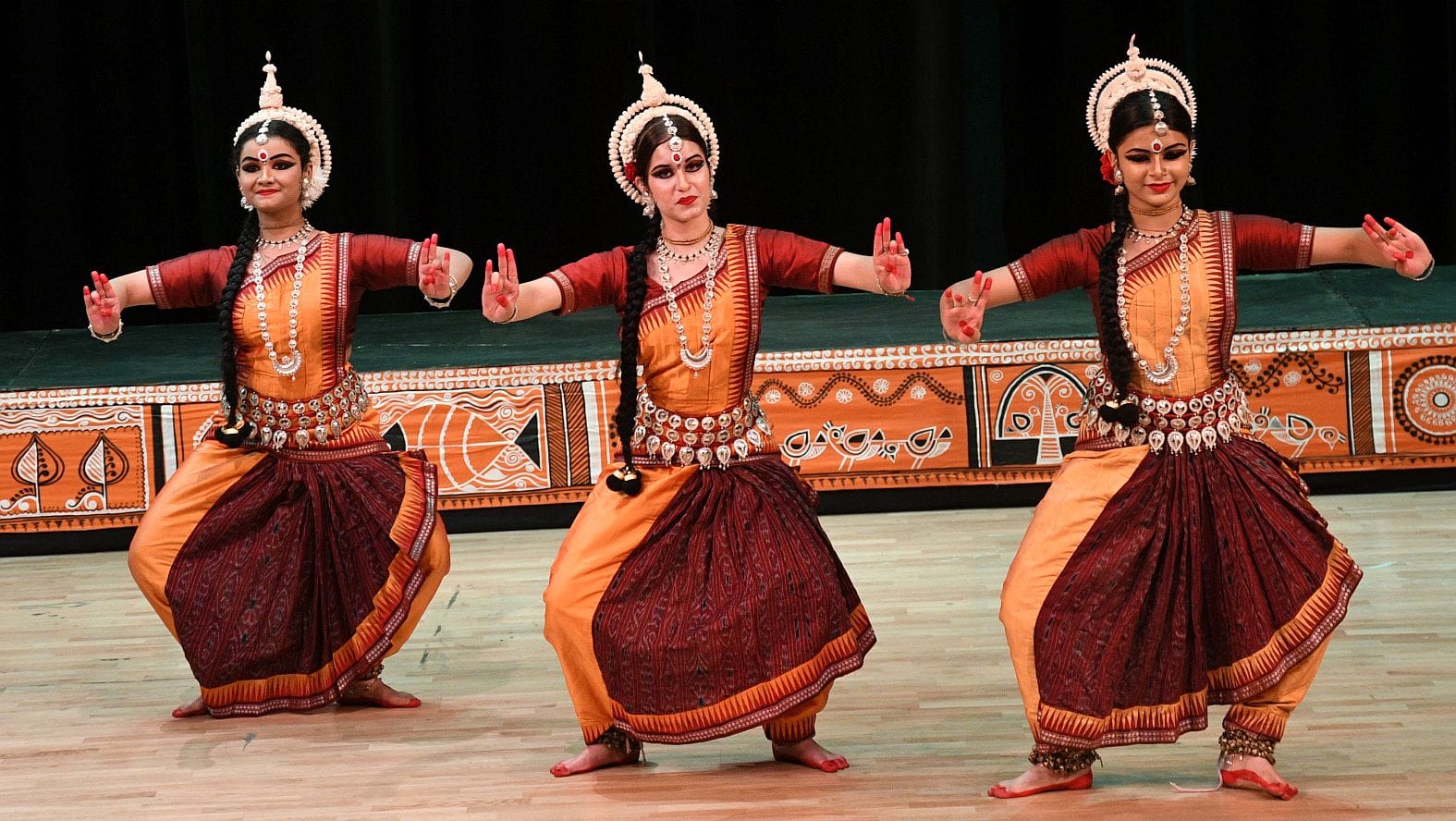मंच पर उतरा राधा-कृष्ण का शाश्वत प्रेम मंच पर उतरा राधा-कृष्ण का शाश्वत प्रेम