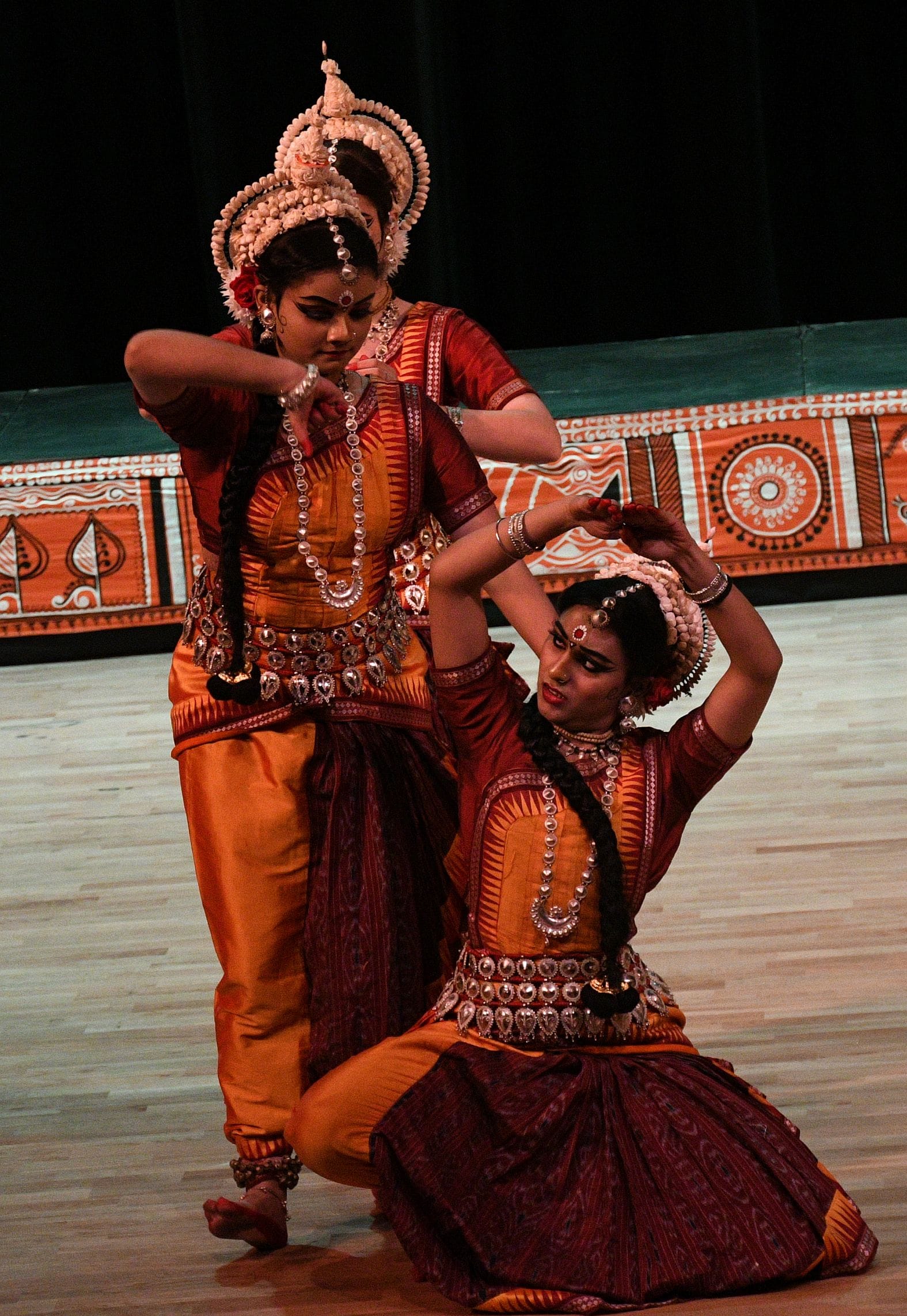 मंच पर उतरा राधा-कृष्ण का शाश्वत प्रेम मंच पर उतरा राधा-कृष्ण का शाश्वत प्रेम