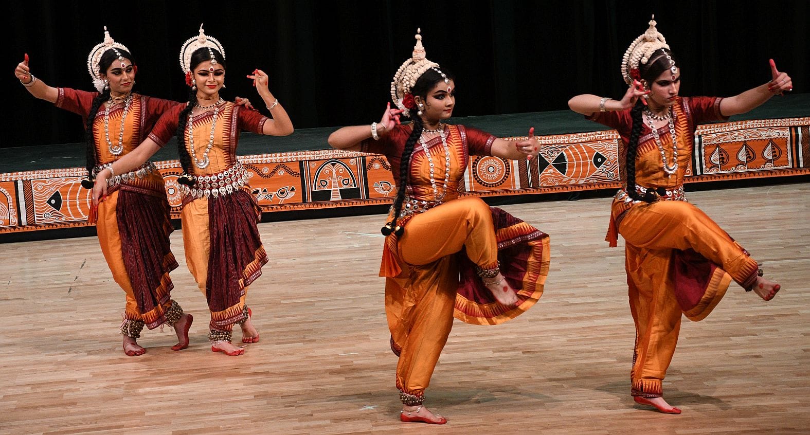 मंच पर उतरा राधा-कृष्ण का शाश्वत प्रेम मंच पर उतरा राधा-कृष्ण का शाश्वत प्रेम