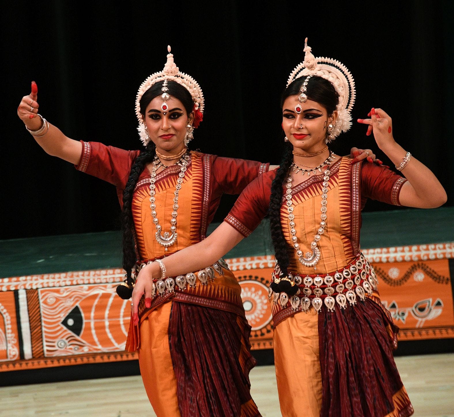 मंच पर उतरा राधा-कृष्ण का शाश्वत प्रेम मंच पर उतरा राधा-कृष्ण का शाश्वत प्रेम