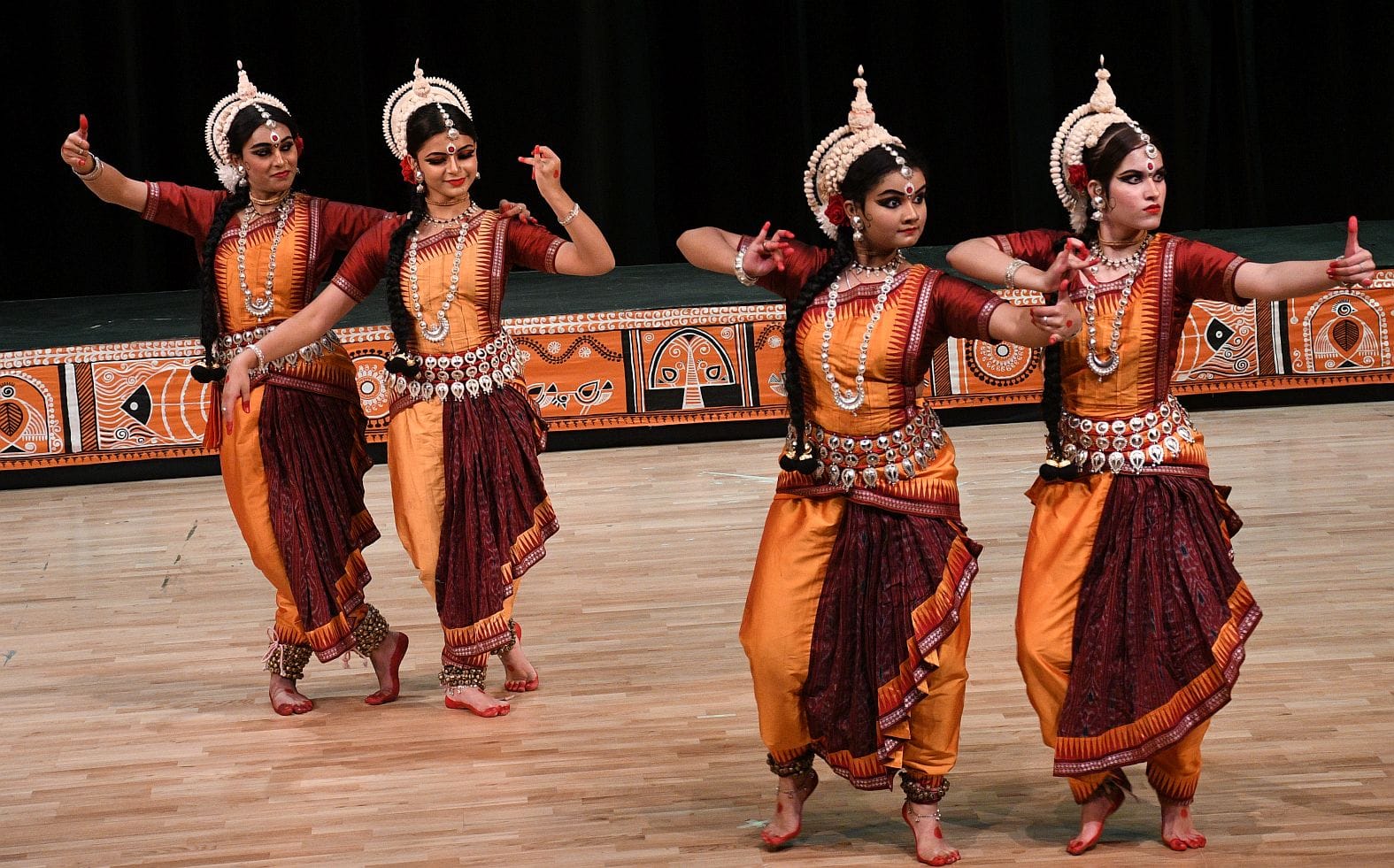 मंच पर उतरा राधा-कृष्ण का शाश्वत प्रेम मंच पर उतरा राधा-कृष्ण का शाश्वत प्रेम