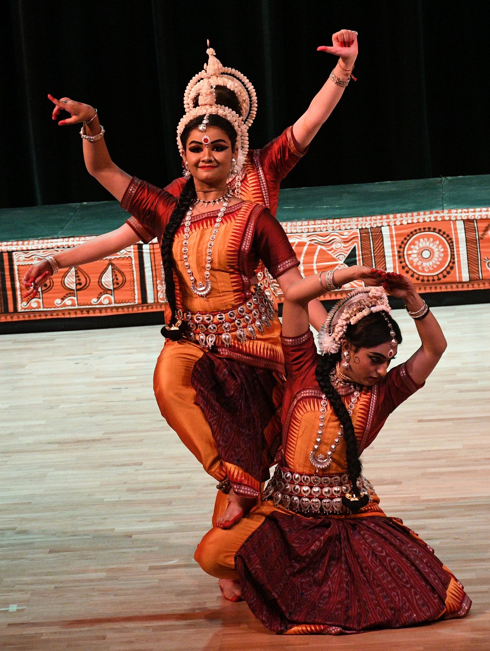मंच पर उतरा राधा-कृष्ण का शाश्वत प्रेम मंच पर उतरा राधा-कृष्ण का शाश्वत प्रेम