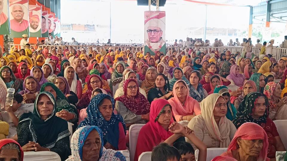 मुख्यमंत्री को हल भेंट कर सम्मानित करते विधायक सुनील सांगवान, उमेद पातुवास। 