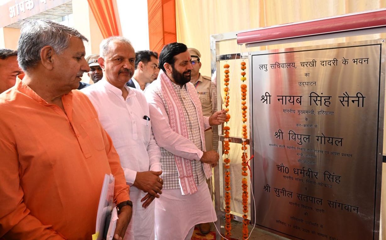 मुख्यमंत्री को हल भेंट कर सम्मानित करते विधायक सुनील सांगवान, उमेद पातुवास। 