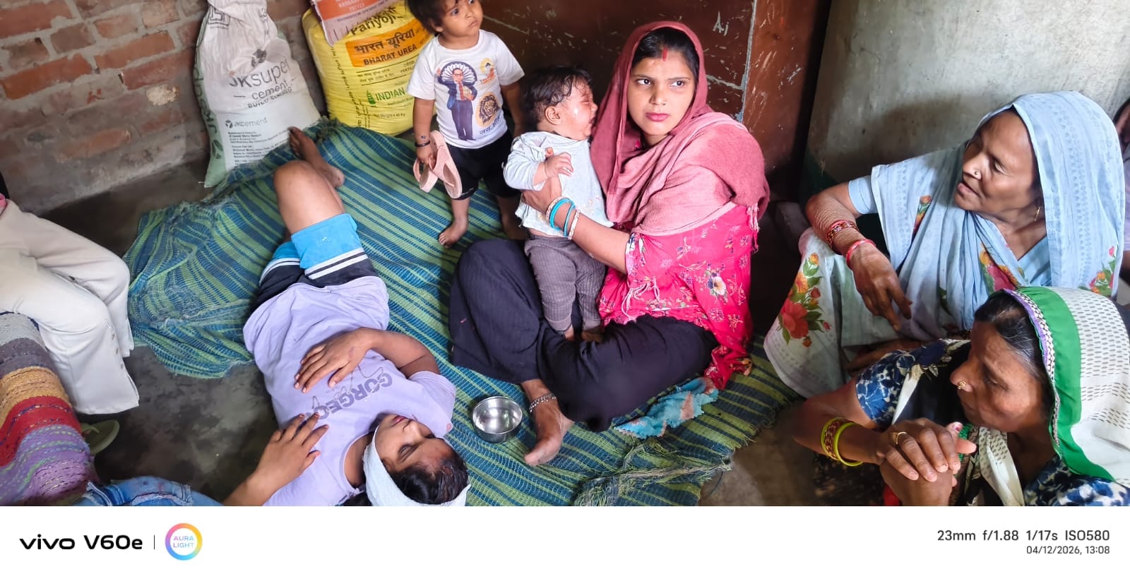 मारहरा के मोहल्ला कंबोह में प्लास्टर गिरने के बाद छत की दिखाई देती सरिया। संवाद