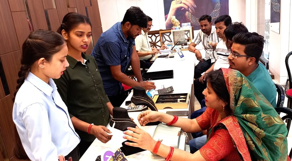 पडरौना शहर में कपड़े की दुकान पर साड़ी की खरीदारी करतीं महिलाएं। संवाद