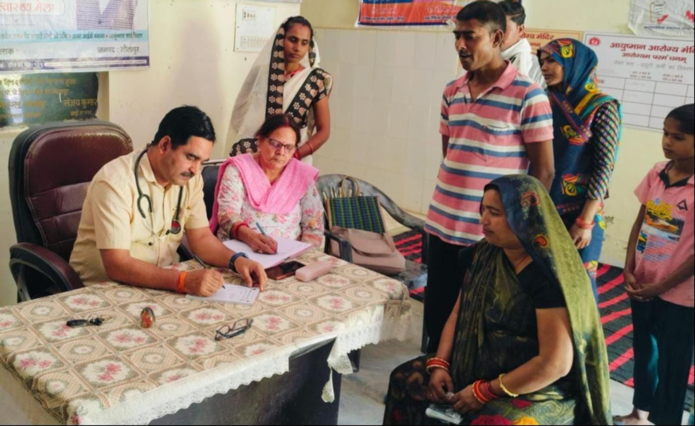 पीएचसी जहांगीराबाद व पल्हापुर में मरीज देखते चिकित्सक। संवाद पीएचसी जहांगीराबाद व पल्हापुर में मरीज देखते चिकित्सक। संवाद