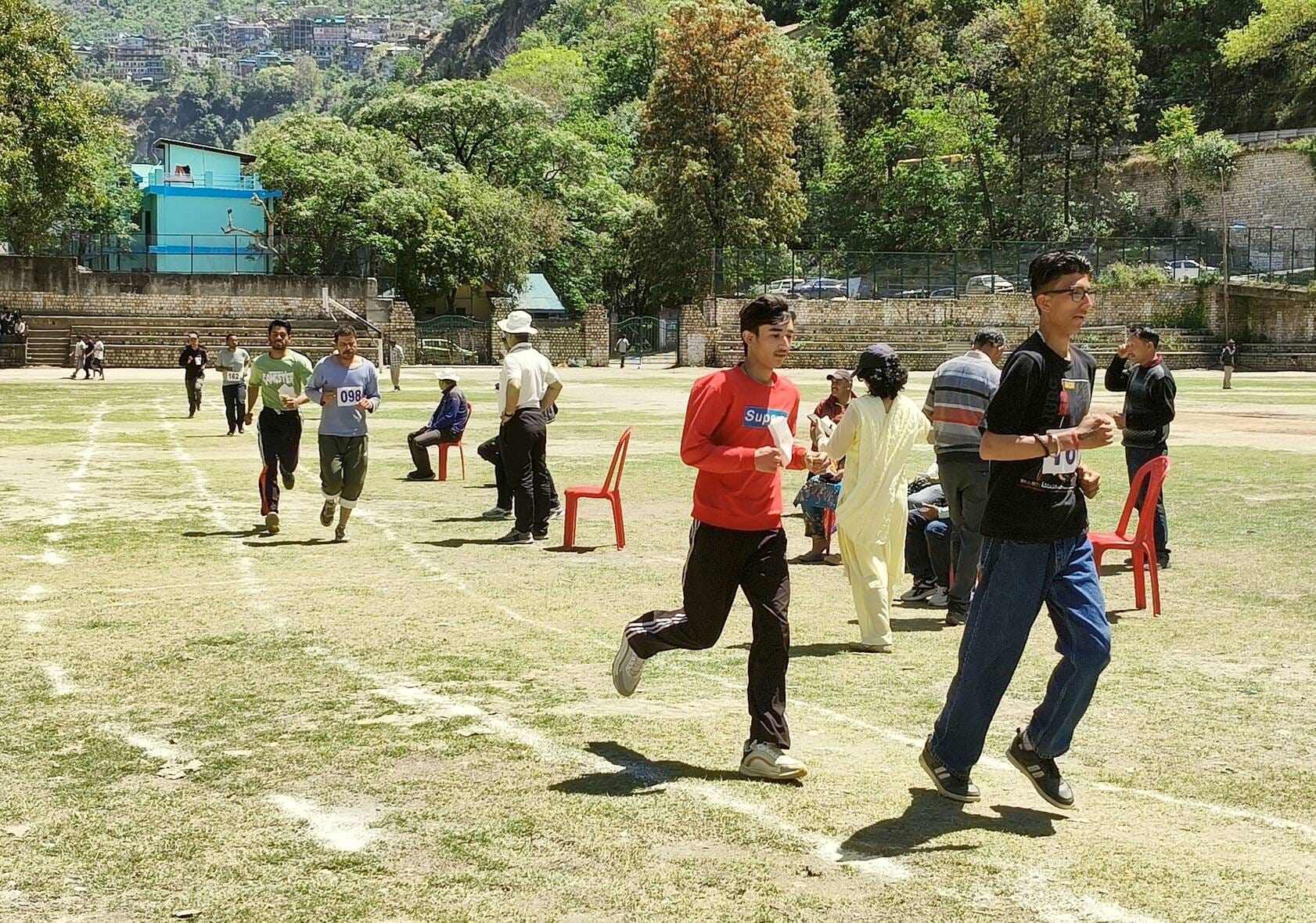 रामपुर में रविवार को पशु मित्र भर्ती के लिए दौड़ लगाते अभ्यर्थी। संवाद