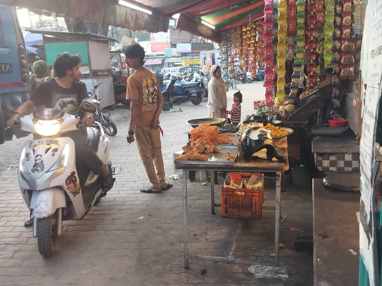 सुजानपुर बाजार में दुकान के बाहर सजाया सामान। संवाद