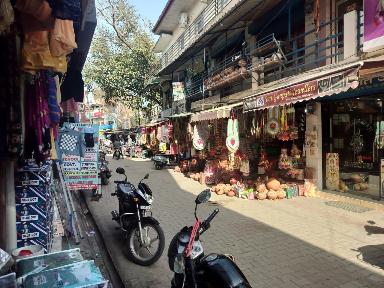 सुजानपुर बाजार में दुकान के बाहर सजाया सामान। संवाद