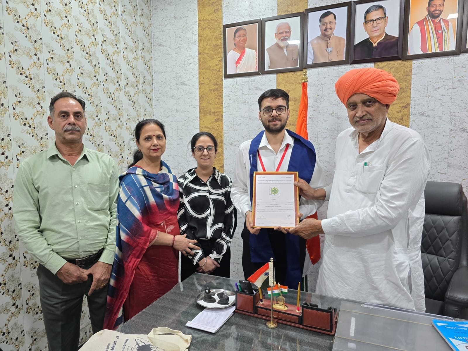 स्वर्ण पदक विजेता अनिकेत सचदेवा को सम्मानित करते कृषि मंत्री श्याम सिंह राणा। स्वयं