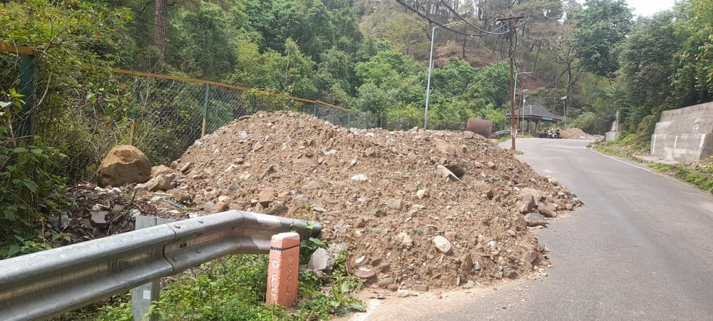 शहीद स्मारक से सर्किट हाउस (एनएच-503) सड़क मार्ग चीलगाड़ी के पास पुल निर्माण के लिए किया गड्ढा। शहीद स्मारक से सर्किट हाउस (एनएच-503) सड़क मार्ग चीलगाड़ी के पास पुल निर्माण के लिए किया गड्ढा।