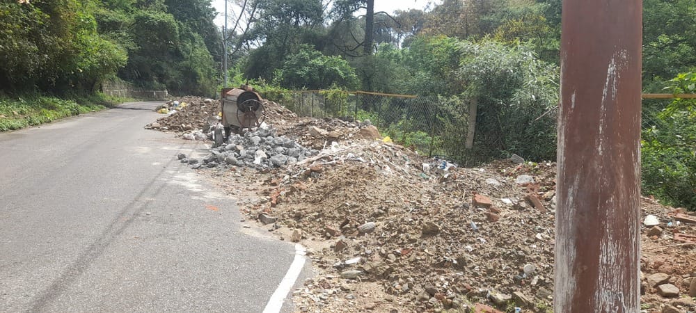 शहीद स्मारक से सर्किट हाउस (एनएच-503) सड़क मार्ग चीलगाड़ी के पास पुल निर्माण के लिए किया गड्ढा। शहीद स्मारक से सर्किट हाउस (एनएच-503) सड़क मार्ग चीलगाड़ी के पास पुल निर्माण के लिए किया गड्ढा।