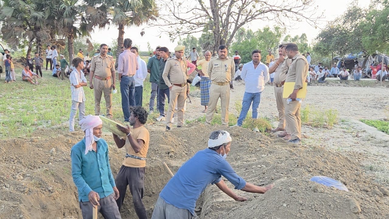 शांति देवी की फाइल फोटो व आरोपी बहू से पूछताछ करती पुलिस। शांति देवी की फाइल फोटो व आरोपी बहू से पूछताछ करती पुलिस।