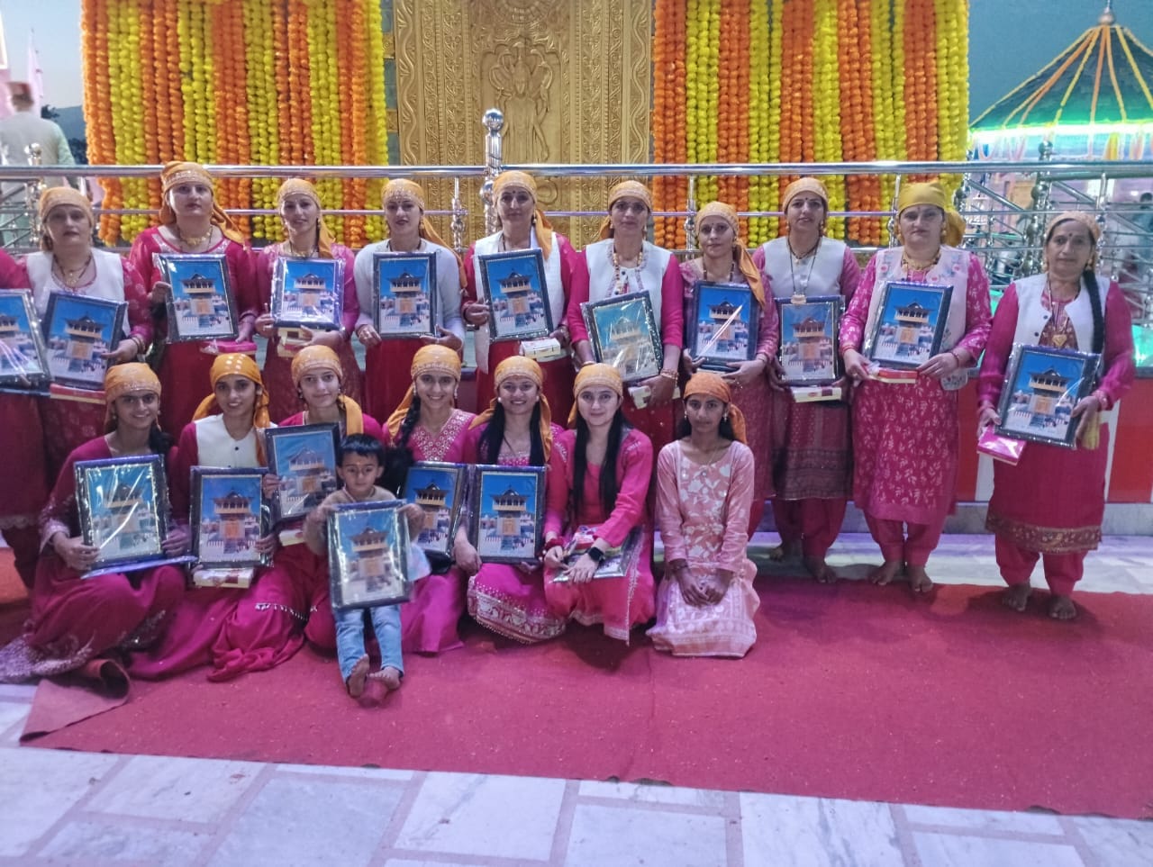 ट्रांसगिरि क्षेत्र के जामना में आयोजित कार्यक्रम में सांस्कृतिक कार्यक्रम प्रस्तुत करतीं महिलाए