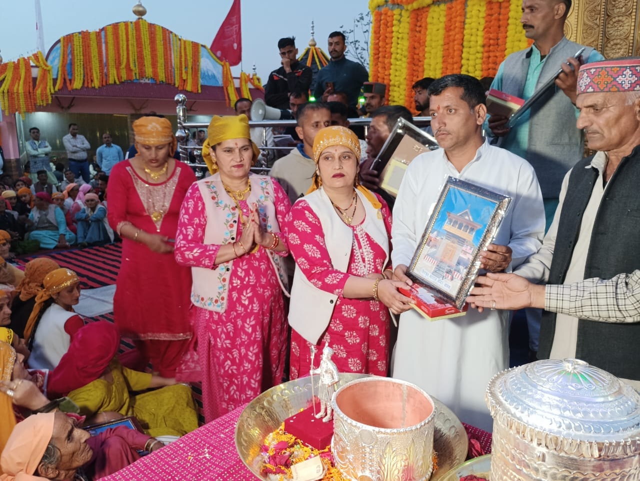 ट्रांसगिरि क्षेत्र के जामना में आयोजित कार्यक्रम में सांस्कृतिक कार्यक्रम प्रस्तुत करतीं महिलाए