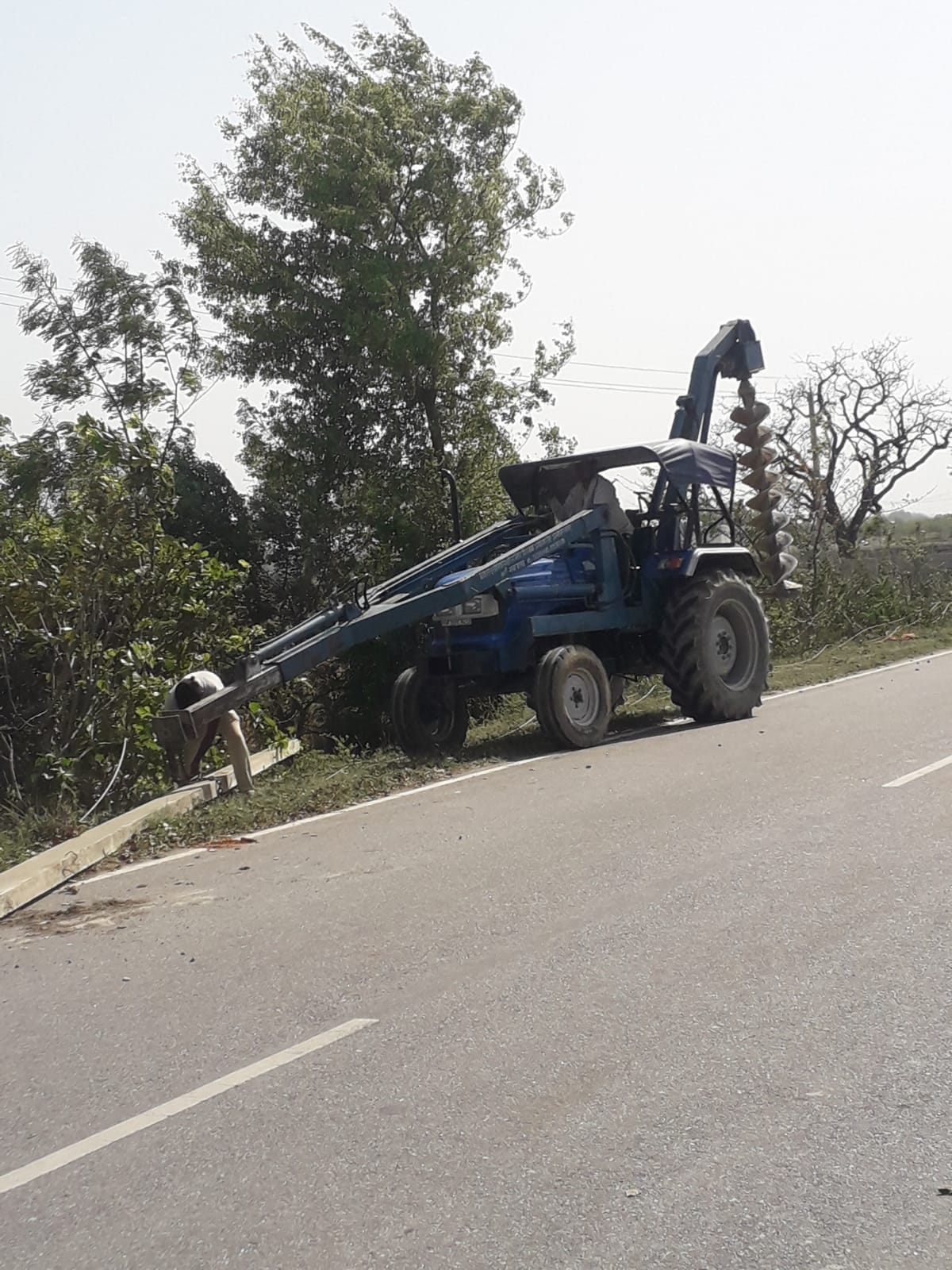 टूटकर गिरा पड़ा बिजली का खंभा।