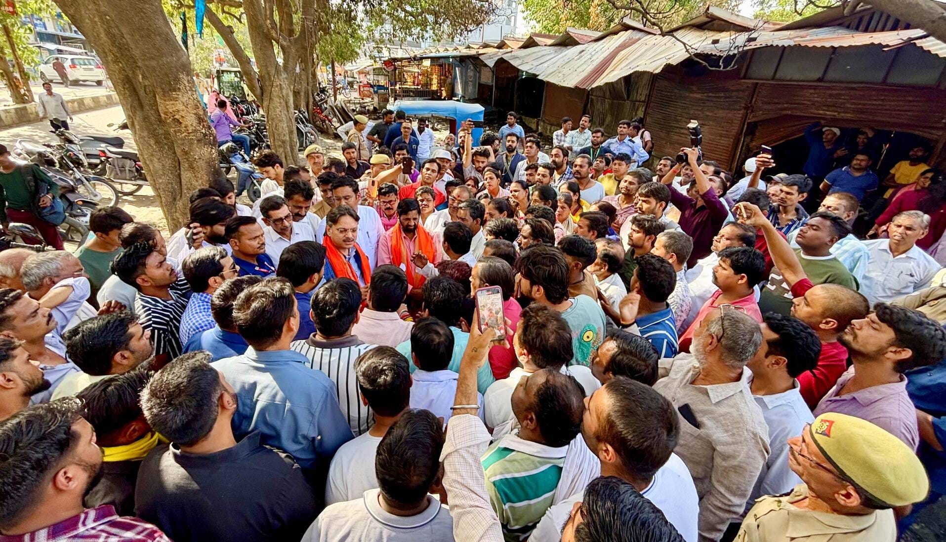 दुकानदारों से मिलते राजेश्वर सिंह।