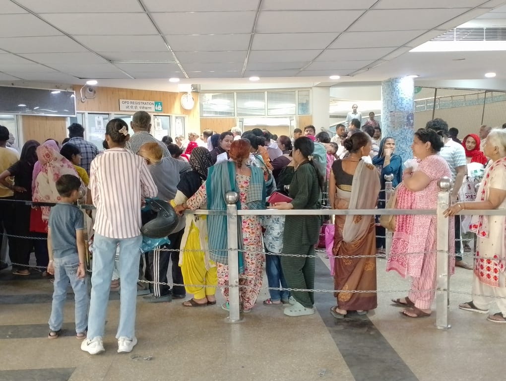 दोपहर दो बजे रेडियोलॉजिस्ट का बंद पड़ा कक्ष। संवाद दोपहर दो बजे रेडियोलॉजिस्ट का बंद पड़ा कक्ष। संवाद