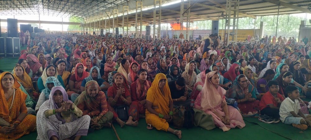 दौराला - श्री परमधाम में अनुयायियों को संबोधित करते चंद्रमोहन। स्रोत : संवाद दौराला - श्री परमधाम में अनुयायियों को संबोधित करते चंद्रमोहन। स्रोत : संवाद