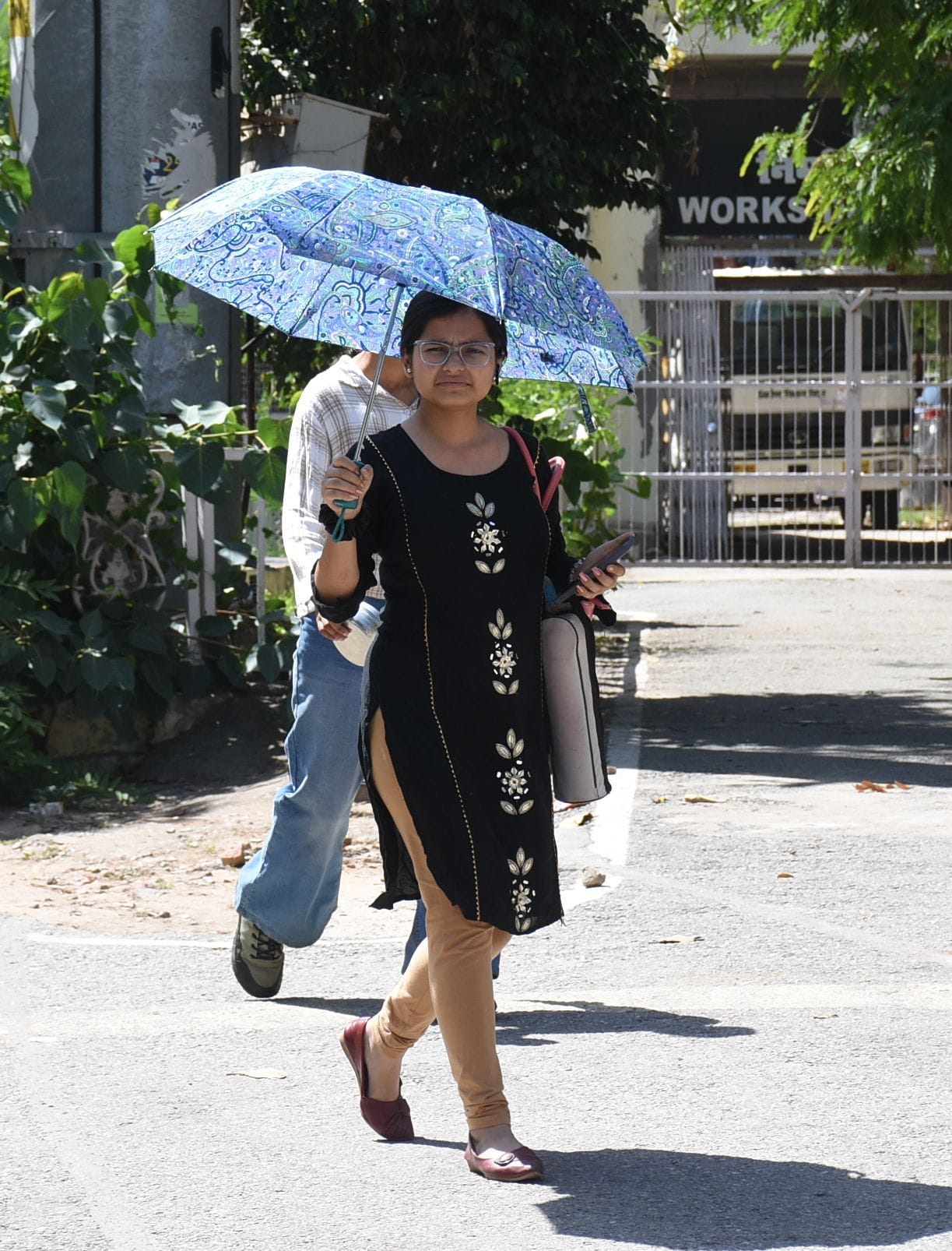 धूप से लोग शनिवार को परेशान दिखे। 