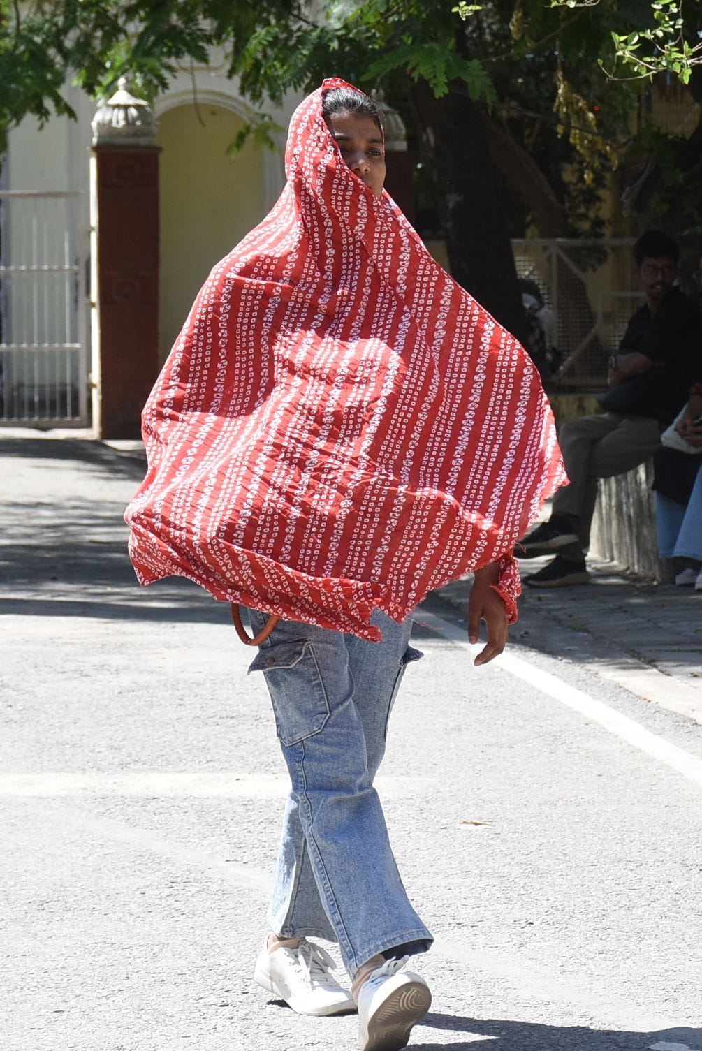 धूप से लोग शनिवार को परेशान दिखे। 