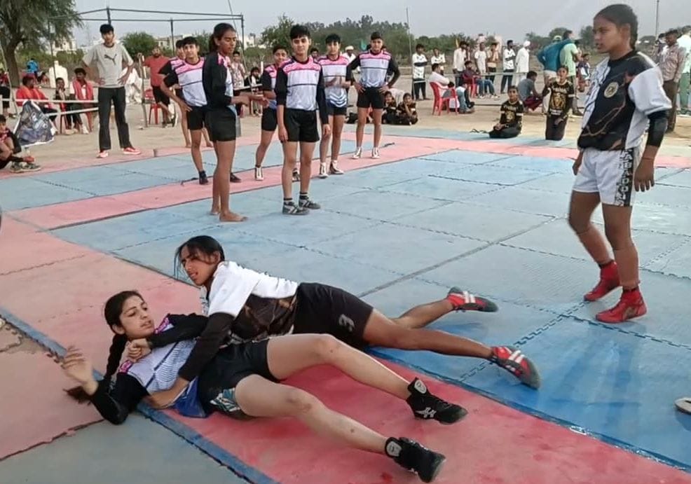13जेएनडी28: कबड्डी मैच के दौरान अंक अर्जित करने की कोशिश करता खिलाड़ी। संवाद