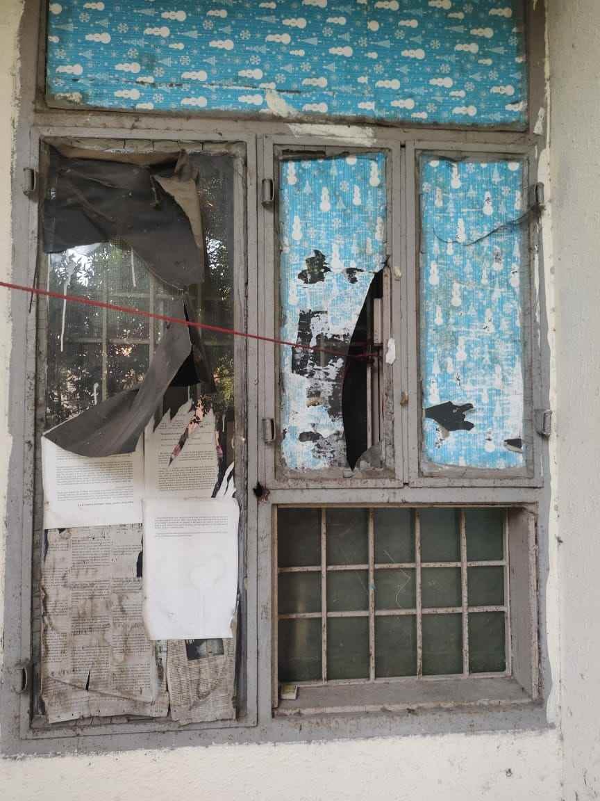 15. एमडीयू के बॉयज हॉस्टल में कमरे में बंद पड़ा पंखा। स्रोत: छात्र
