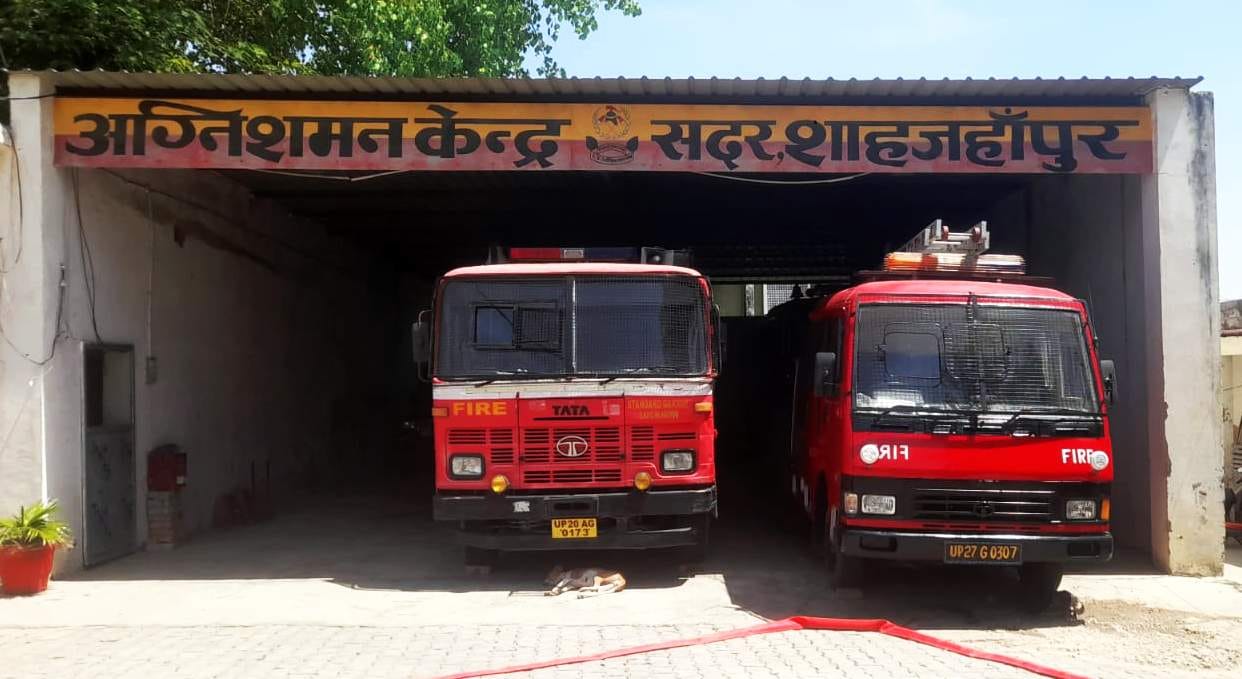 अग्निशमन केंद्र में खड़ी फायर बाइक। संवाद