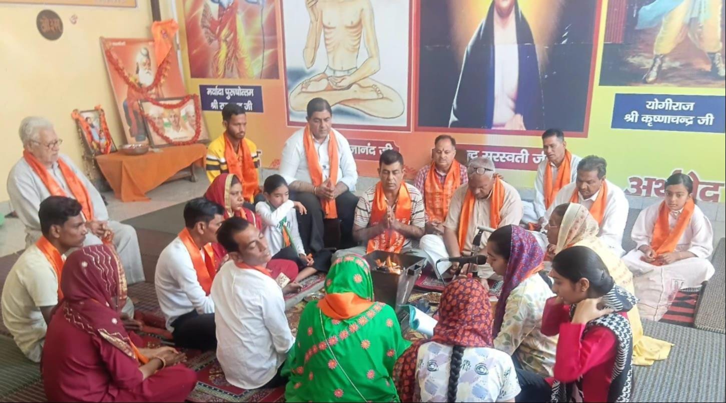 आर्य समाज मंदिर में हवन के दौरान मौजूद श्रद्धालु। स्वयं