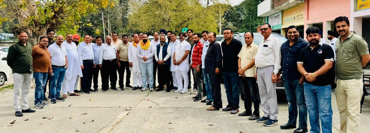 आढ़ती एसोसिएशन के नव नियुक्त पदाधिकारियों का स्वागत करते समर्थक। स्वयंं आढ़ती एसोसिएशन के नव नियुक्त पदाधिकारियों का स्वागत करते समर्थक। स्वयंं