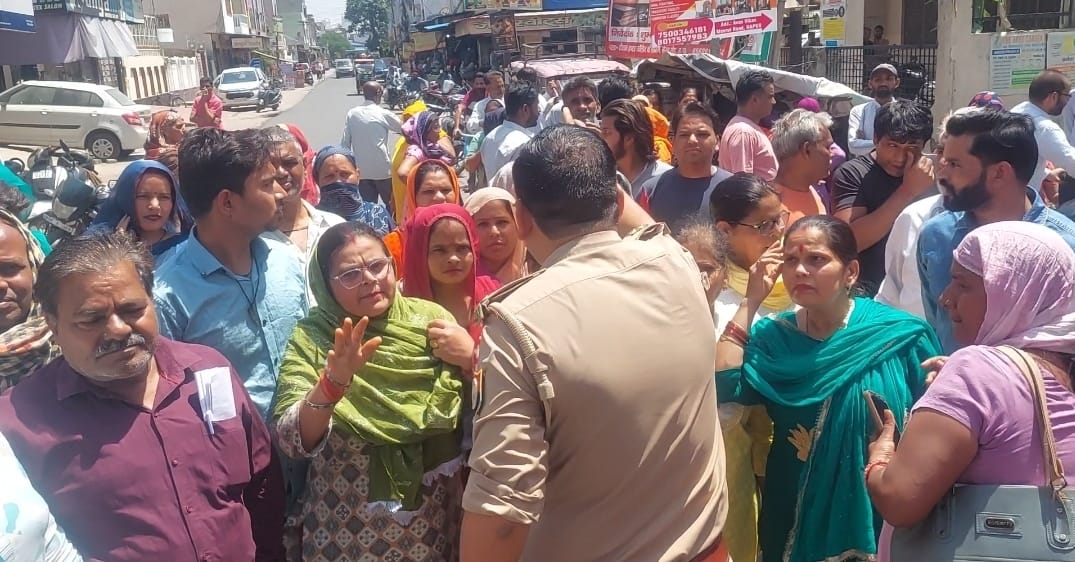 आवास विकास कालोनी में स्मार्ट मीटर को लेकर सड़क पर जाम लगाती महिलाएं। संवाद