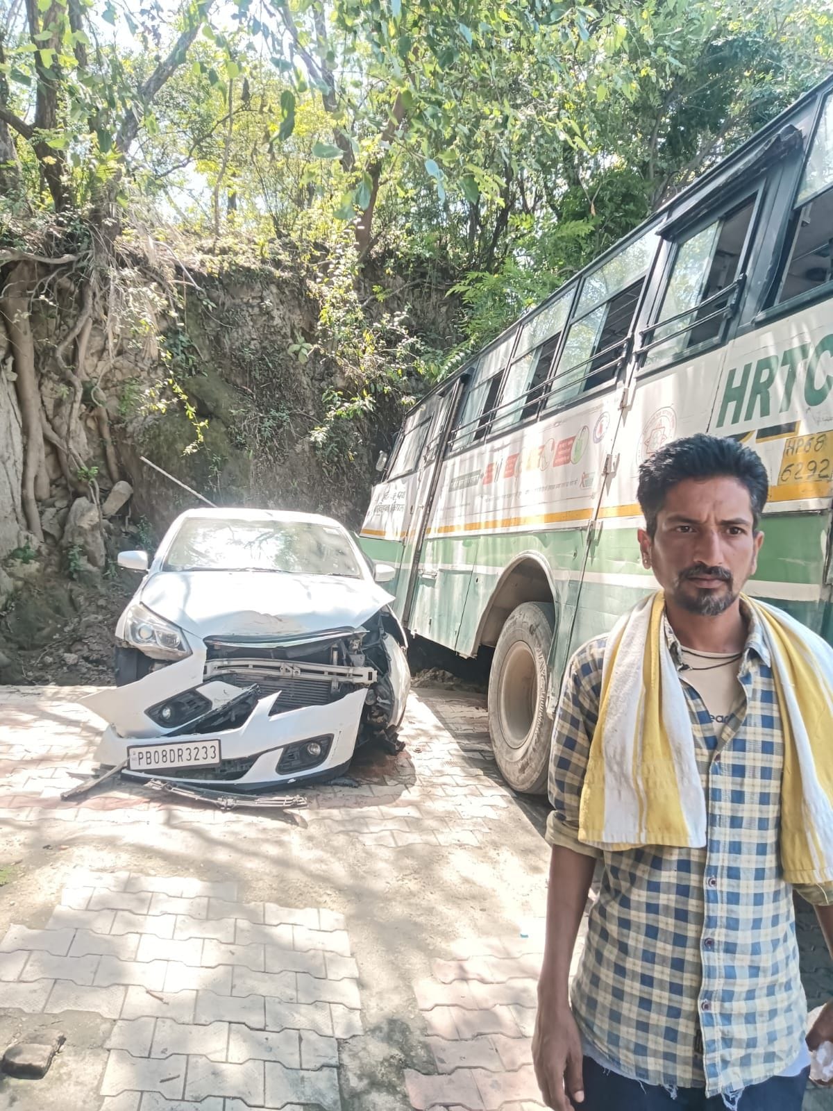 अंब क्षेत्र में हुई दुर्घटना में क्षतिग्रस्त हुई एचआरटीसी बस। स्रोत जागरूक पाठक
