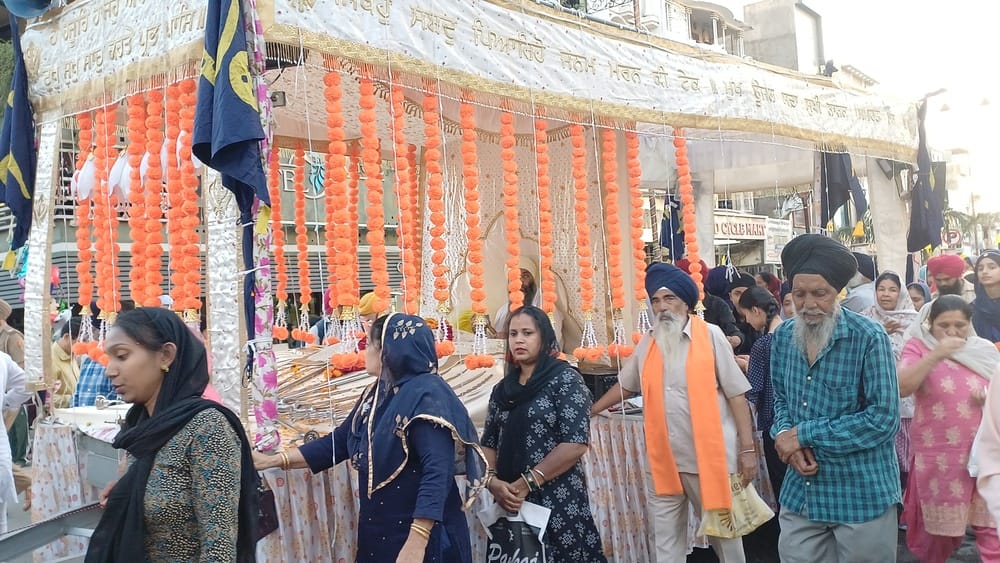 अंबाला छावनी के बाजारों में निकाले गए नगर कीर्तन की अगुवाई करते पंज प्यारे। संवाद