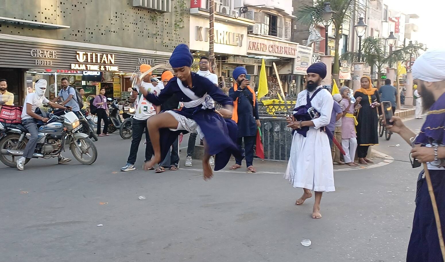 अंबाला छावनी के बाजारों में निकाले गए नगर कीर्तन की अगुवाई करते पंज प्यारे। संवाद