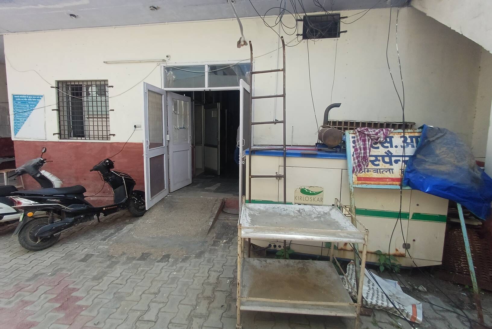 अंबाला छावनी के महेश नगर स्थित ईएसआई डिस्पेंसरी में टूटा बैंच, बैंच के नीचे लगी इंटरलॉकिंग टाइ अंबाला छावनी के महेश नगर स्थित ईएसआई डिस्पेंसरी में टूटा बैंच, बैंच के नीचे लगी इंटरलॉकिंग टाइ