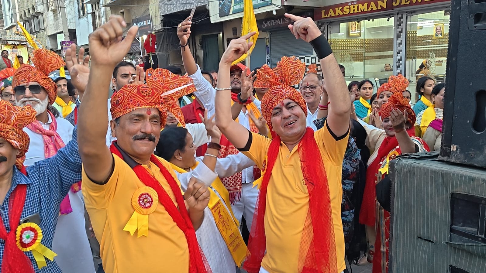 अंबाला छावनी में भगवान परशुराम के जन्मोत्सव के अवसर पर पूर्व कोषाध्यक्ष आशीष तायल का स्वागत करत अंबाला छावनी में भगवान परशुराम के जन्मोत्सव के अवसर पर पूर्व कोषाध्यक्ष आशीष तायल का स्वागत करत