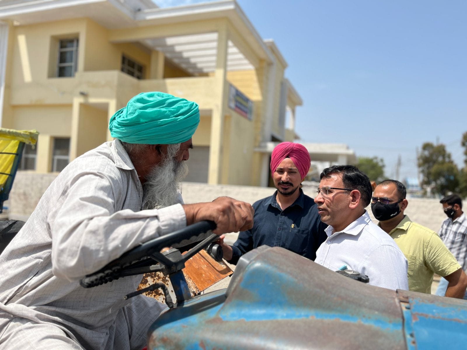 अंबाला शहर की अनाज मंडी में औचक निरीक्षण के दौरान मार्केट कमेटी चेयरमैन जसविंद्र सिंह जानकारी 