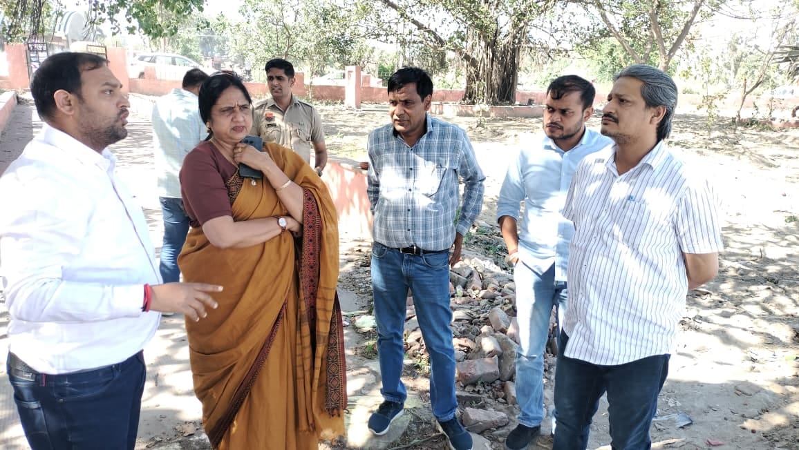 अधिकारियों के साथ पश्चिमी यमुना नहर के किनारों का जायजा लेती मेयर सुमन बहमनी। प्रवक्ता अधिकारियों के साथ पश्चिमी यमुना नहर के किनारों का जायजा लेती मेयर सुमन बहमनी। प्रवक्ता