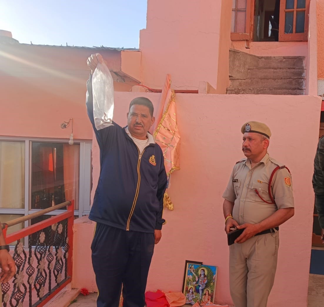 बाबा बालक नाथ मंदिर दियोटसिद्ध में दर्शनों के लिए जाते श्रद्धालु। संवाद