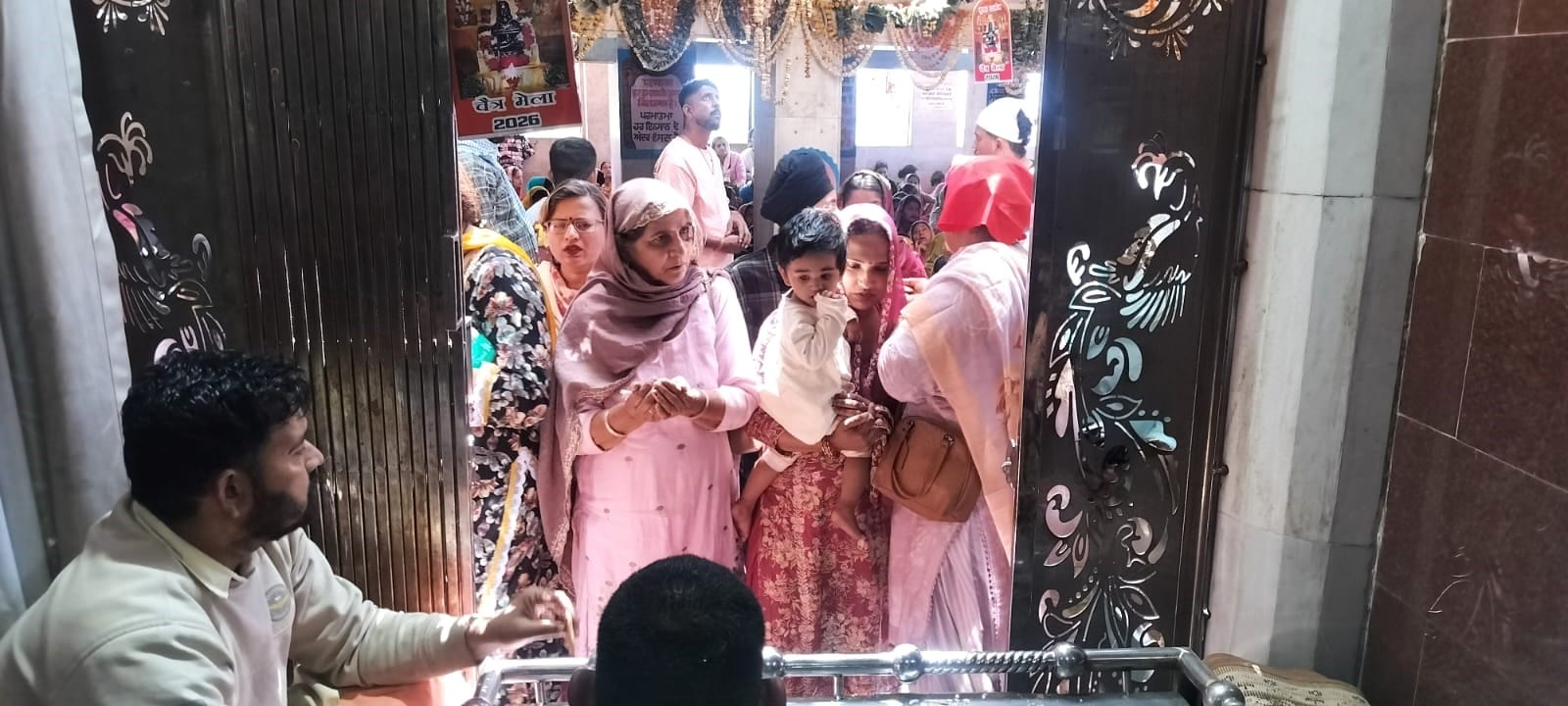 बाबा बालक नाथ मंदिर दियोटसिद्ध में दर्शनों के लिए जाते श्रद्धालु। संवाद