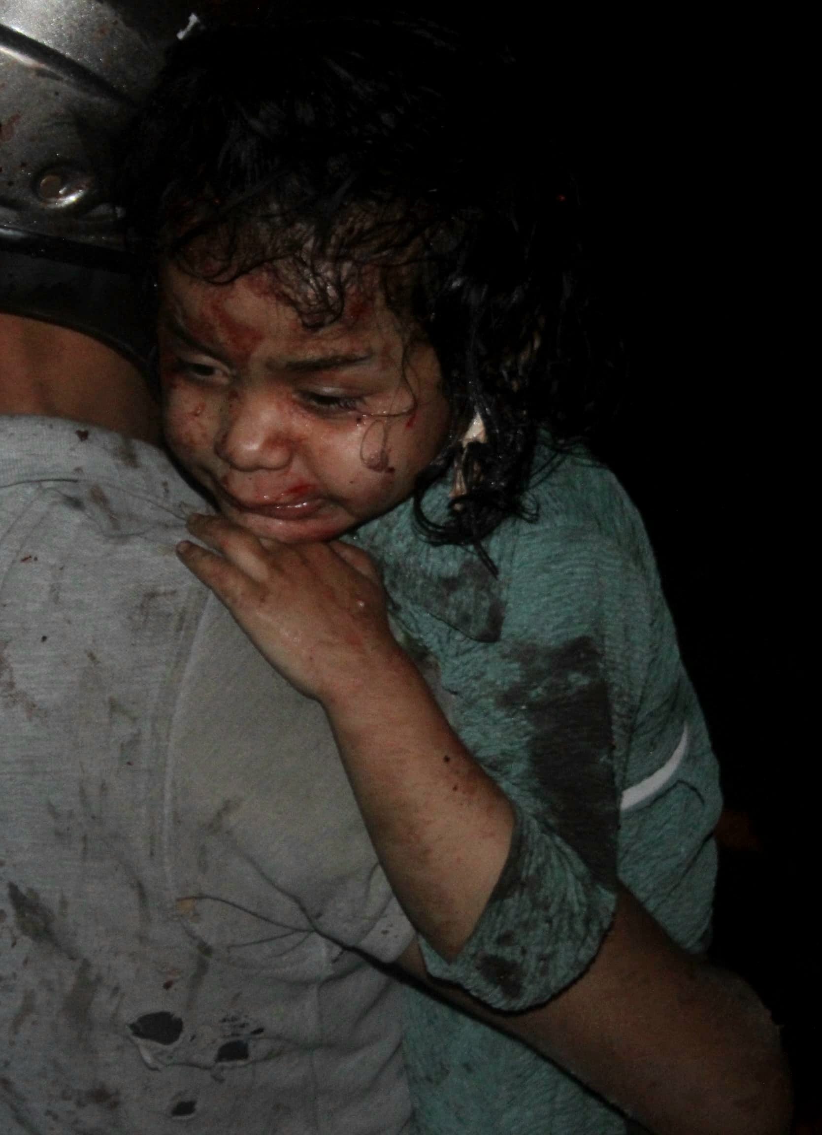 बेगमपुल चौराहे पर एक्सीडेंट में हुई महिला की मौत, सदमे में बच्ची और पति, मौके पर इकट्ठा लोग