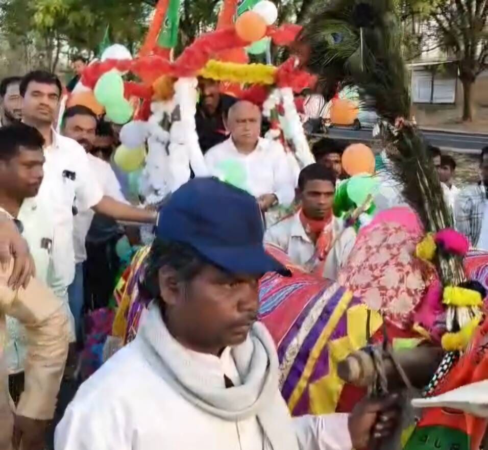 हेमंत खंडेलवाल का अनोखा अंदाज देखने को मिला, जब वे बैलगाड़ी से चिरापाटला गांव पहुंचे