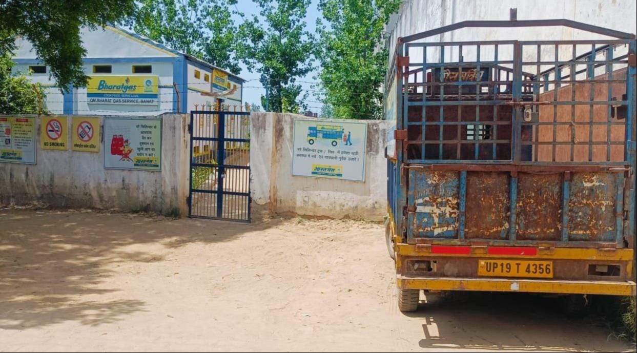 बनत स्थित एजेंसी पर कर्मचारी से गैस को लेकर उपभोक्ताओं की होती नोंकझोक। संवाद